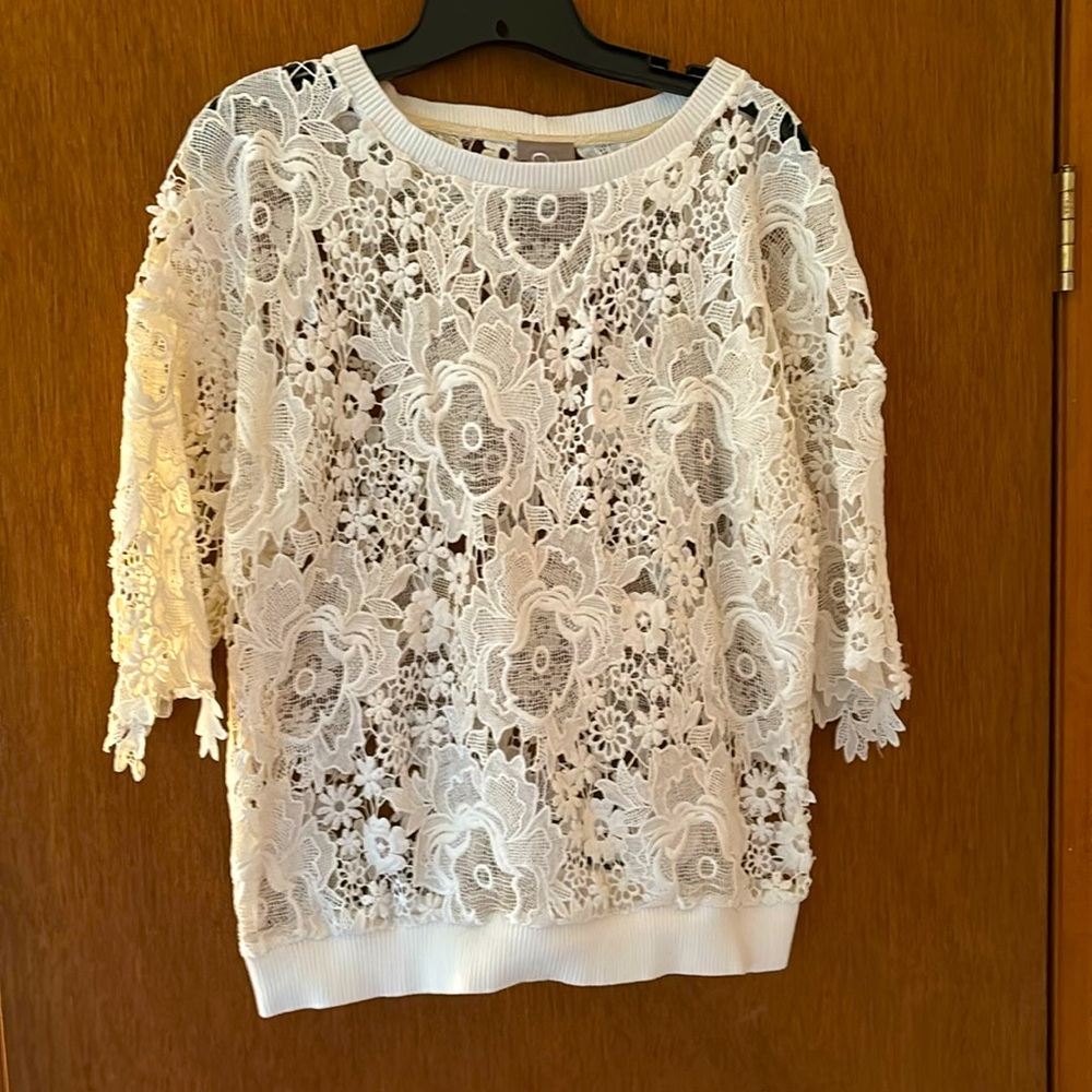 This top is beautiful, never worn. It’s O/S,22 in. across, 22in top to bottom